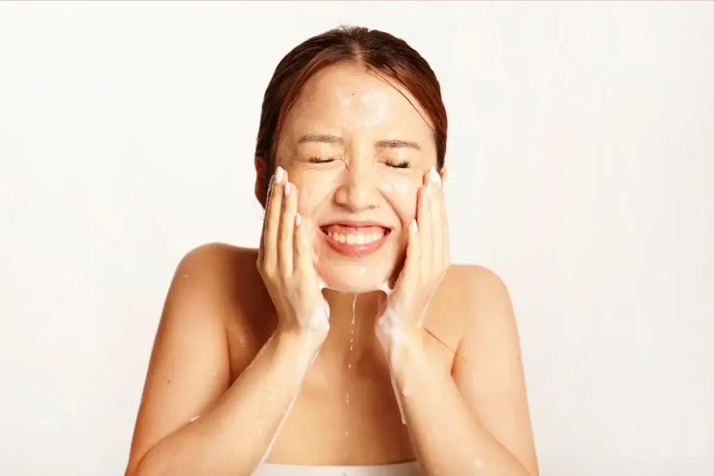 Multani Mitti Uses for Face & Skin Whitening - How to Use & Benefits 7 multani mitti for glowing skin