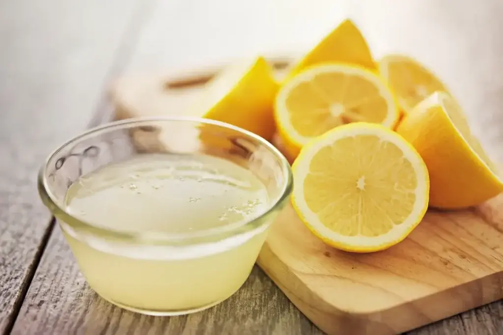 1 दिन में पिंपल हटाने का घरेलू उपाय और आसान नुस्खे 3 Lemon Juice - An Easy Way to Remove Pimples