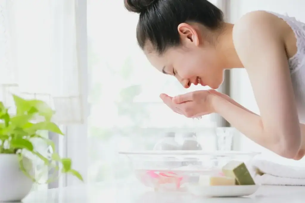 ऑयली स्किन के लिए ये 5 गलतियाँ करना बंद करें! जो आपके मुंहासे बढ़ा रहे हैं 2 Face washing frequently