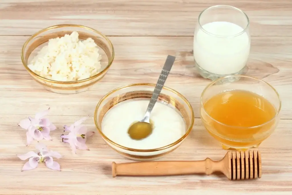 ड्राई स्किन के लिए (शहद और दूध पैक)